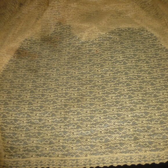 Holiday-Ready Golden Lace Rectangular Tablecloth ✨ Vintage - Picture 8 of 11